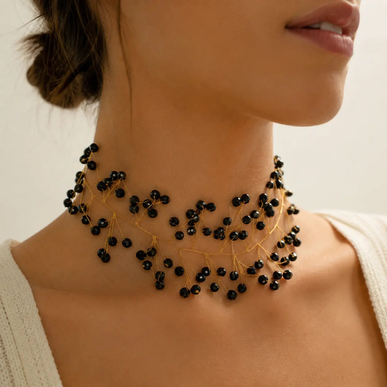 Choker de cristales facetados negros sobre hilo dorado, Cobalto Accesorios Valencia