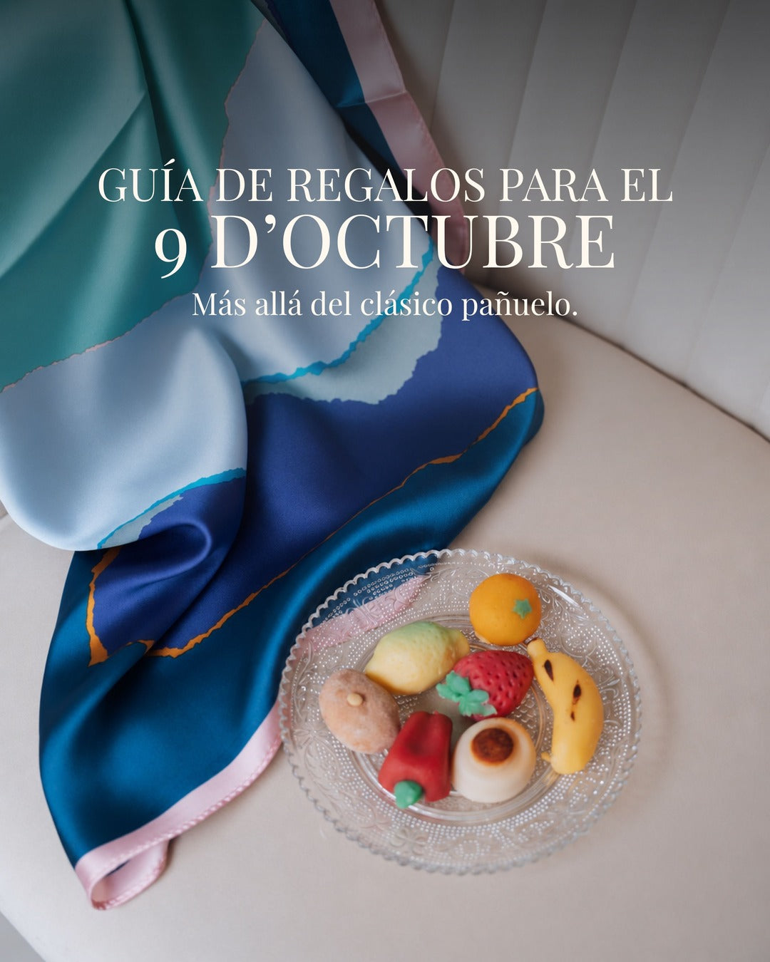 Guía de regalos para el 9 d'Octubre: pañuelo de seda azul con frutas de mazapán, Cobalto Accesorios Valencia