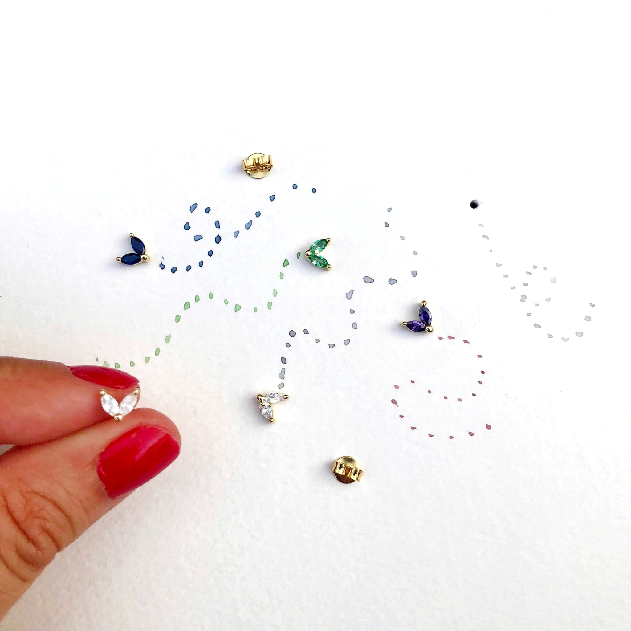 Pendientes diminutos y elegantes, ideales para combina