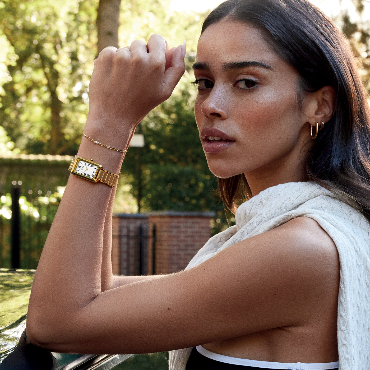 Detalle del Reloj Cluse Belisenna con esfera blanca y elegancia atemporal