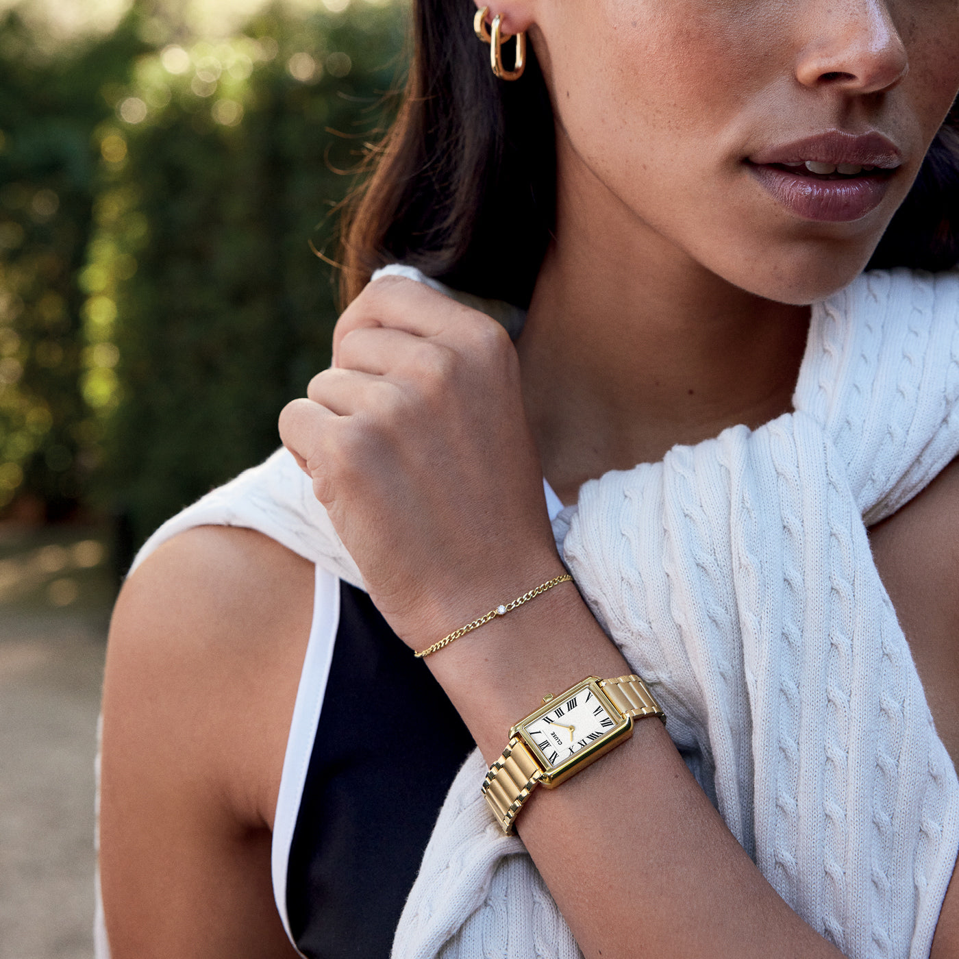 Detalle del Reloj Cluse Belisenna con esfera blanca y elegancia atemporal