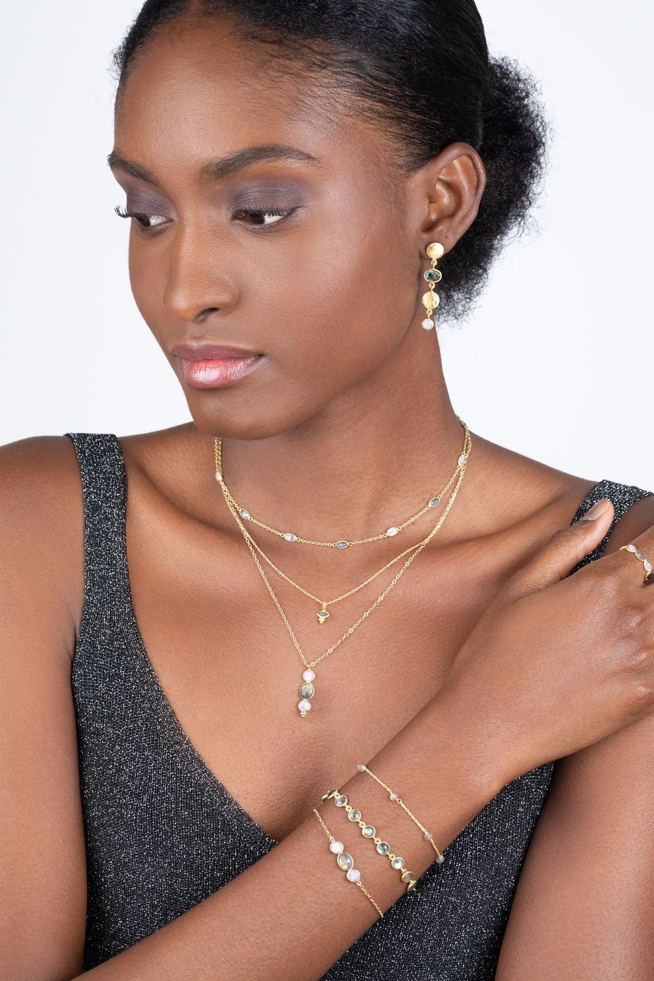 Modelo luciendo el Collar Oyu con piedra labradorita natural, chapado en oro de 18k, diseño artesanal y elegante, Cobalto Accesorios Valencia.