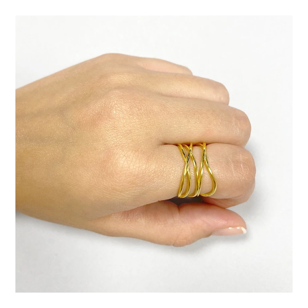 Anillo ancho entrelazado de plata de ley 925 puesto en el dedo, diseño elegante y llamativo
