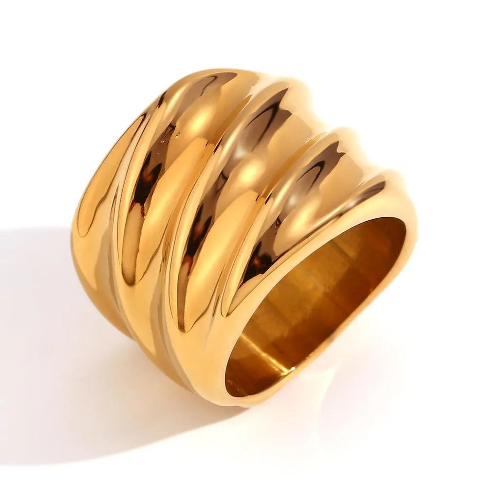 Detalle del anillo ancho de ondas en acero, pieza moderna con acabado trabajado
