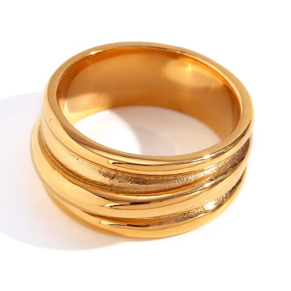 Anillo ancho de rayas en acero inoxidable, diseño con textura y presencia
