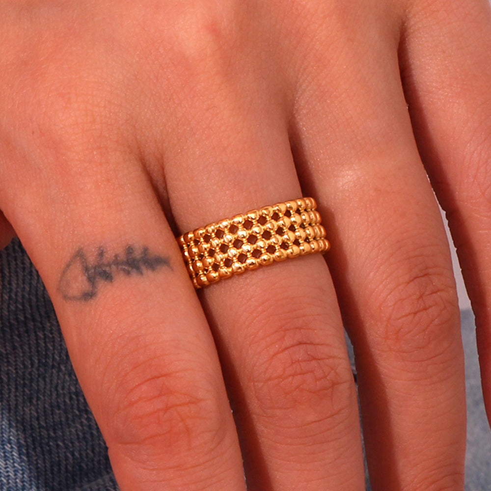 Detalle del Anillo Bubble de acero con bolitas, pieza ancha con acabado trabajado