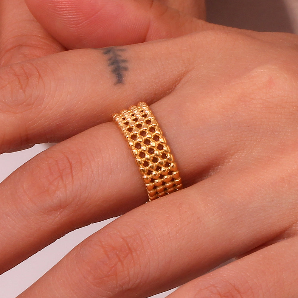Anillo Bubble de acero con bolitas visto de cerca, diseño moderno y llamativo