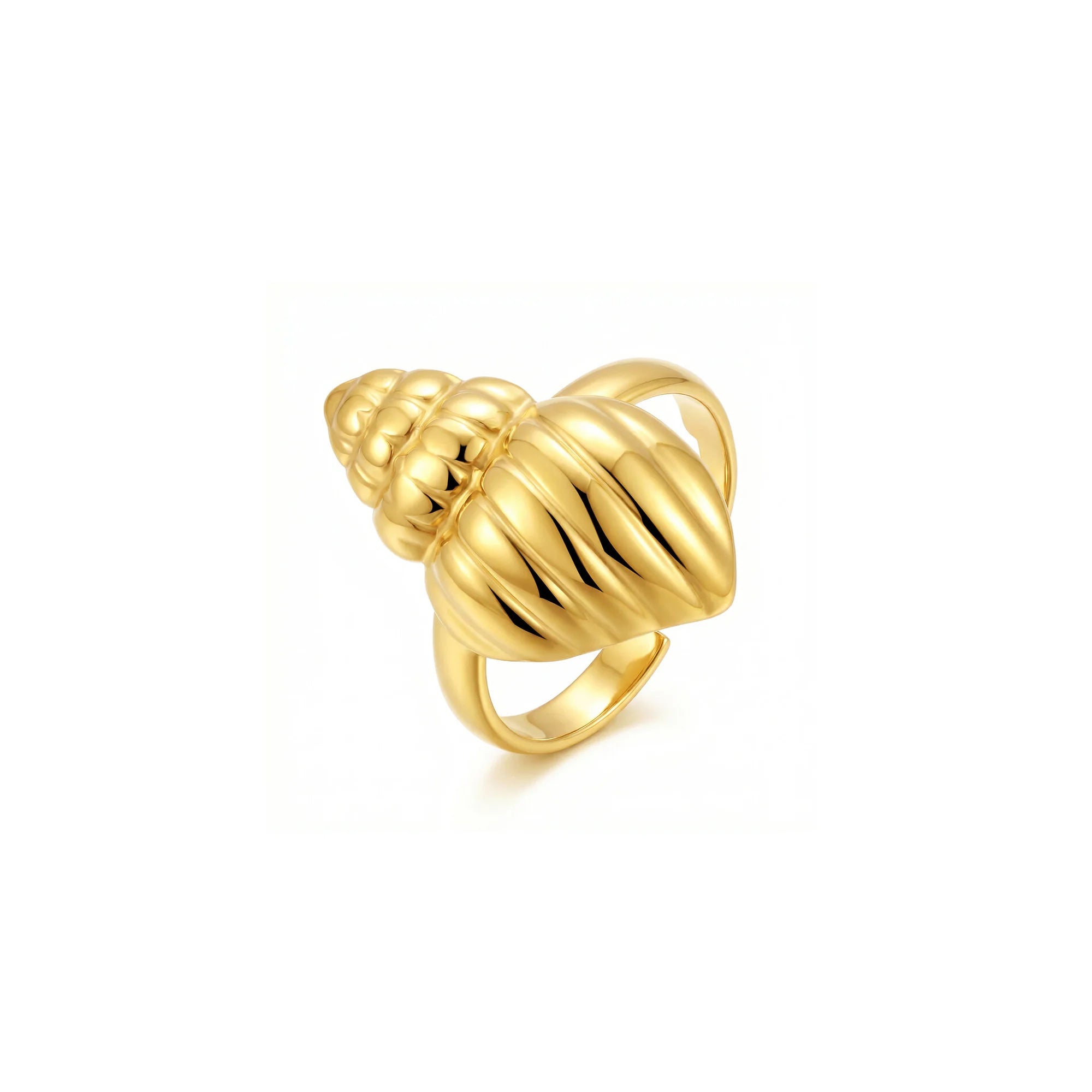 Anillo dorado abierto con caracola en relieve sobre fondo blanco