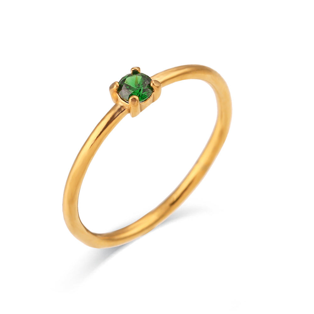 Anillo con circonita verde engarzada en acero inoxidable dorado, diseño elegante y moderno de Cobalto Accesorios.