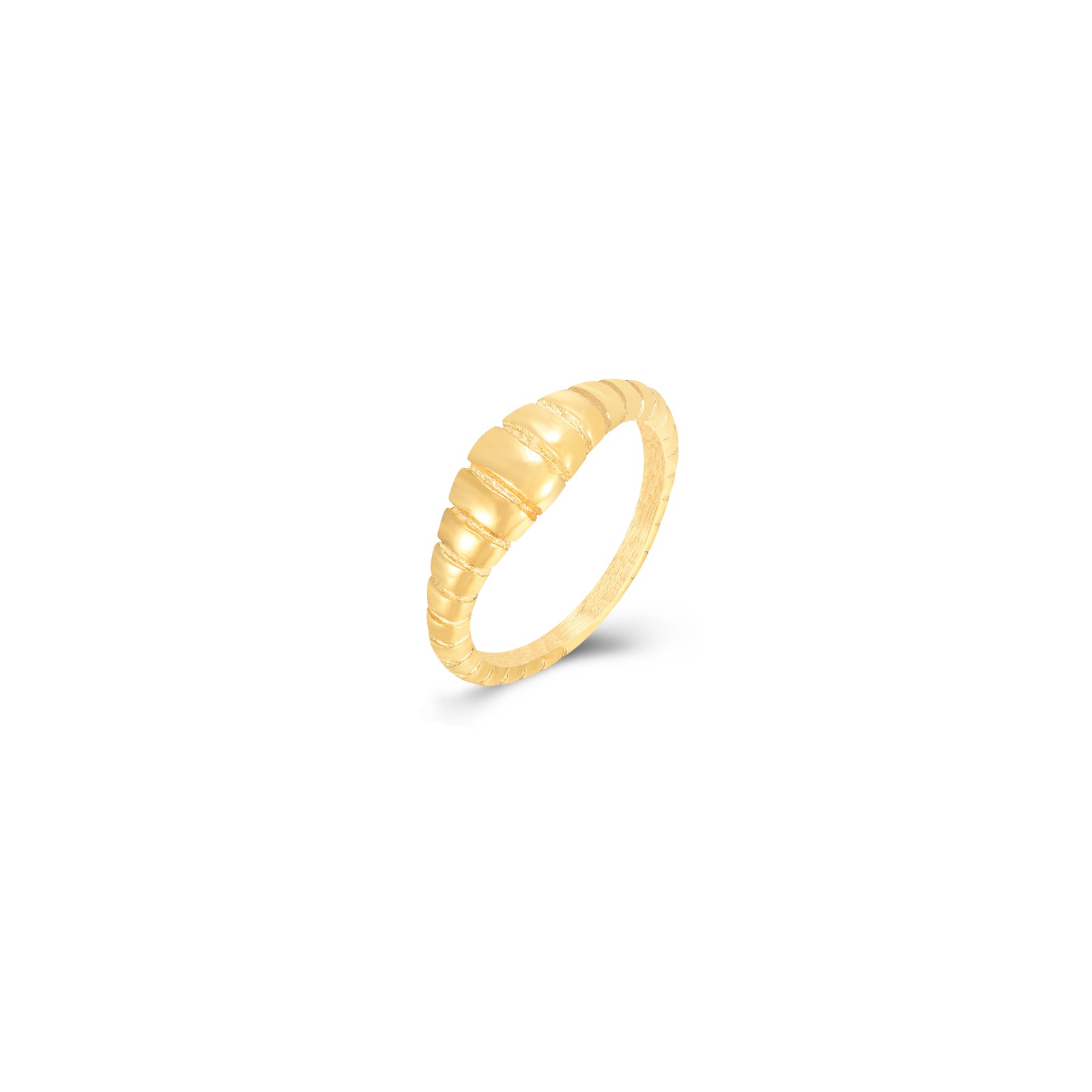 Anillo Croissant de acero en acabado dorado, diseño con volumen y textura elegante