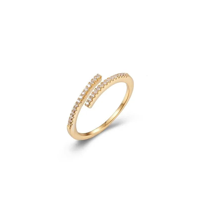 Anillo cruzado con circonitas en baño de oro 18K, diseño abierto y brillante