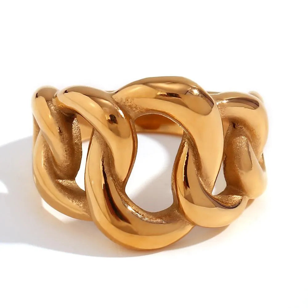 Detalle del anillo de eslabones en acero, pieza con textura y volumen