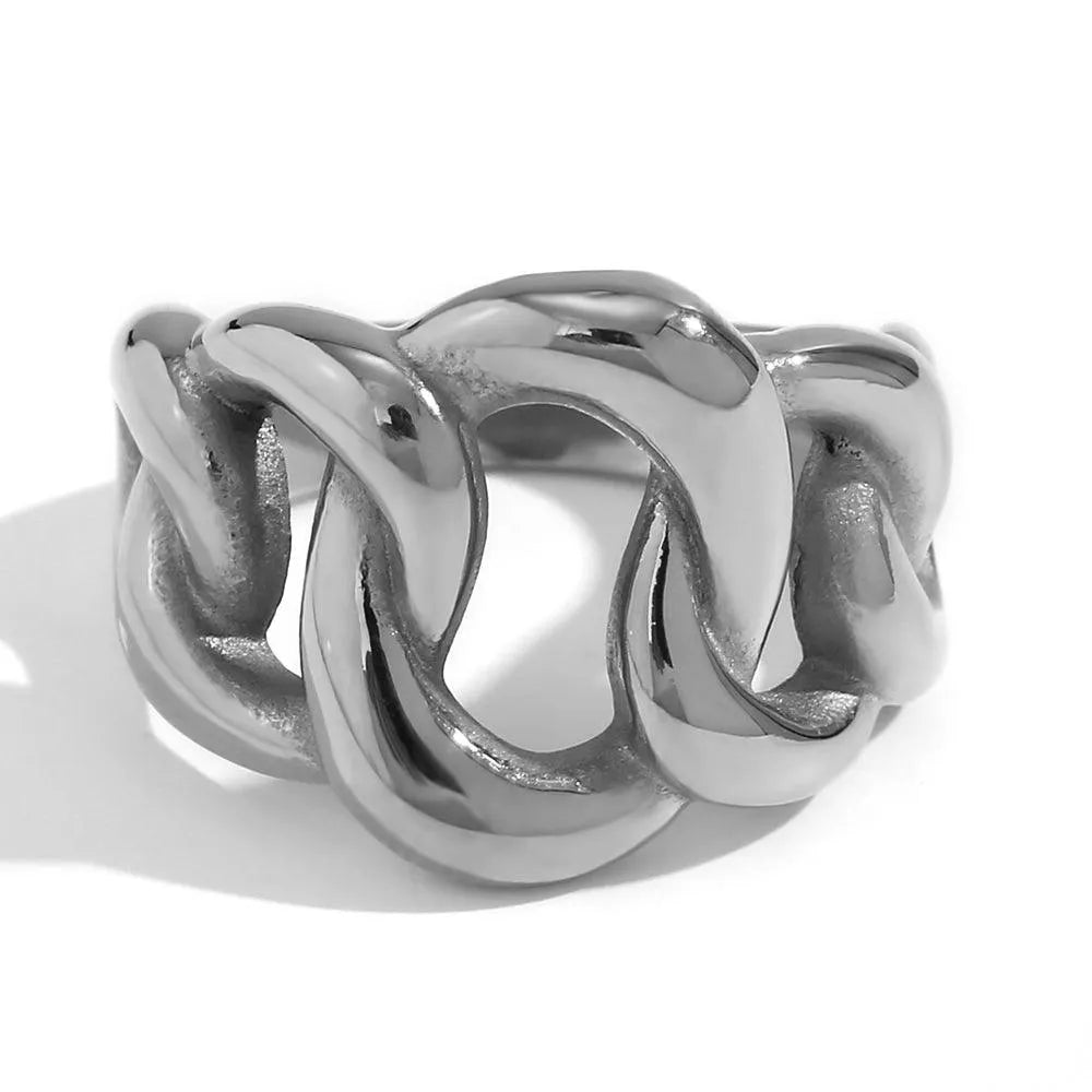 Anillo de eslabones en acero visto de cerca, diseño actual y versátil