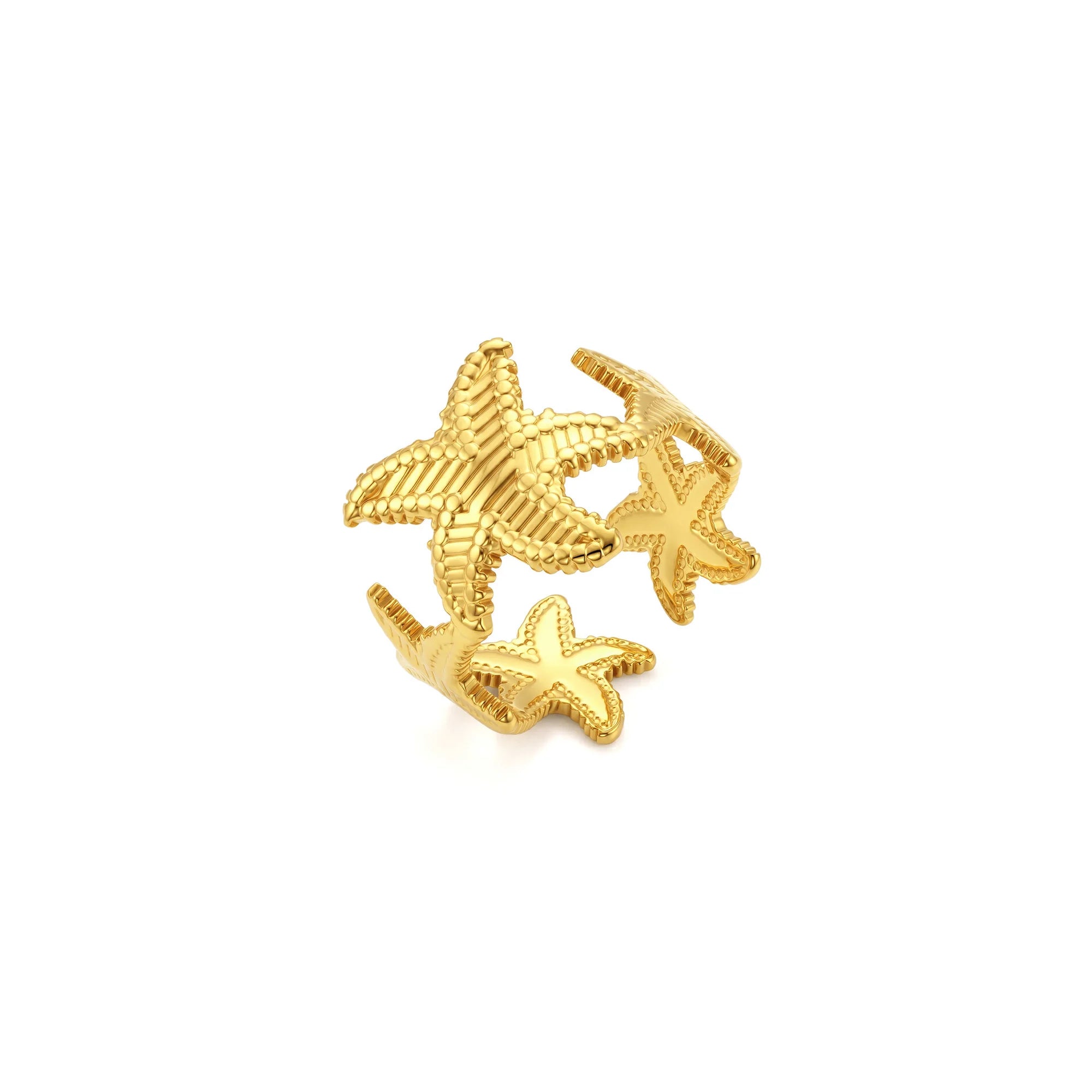 Anillo abierto dorado de acero con cinco estrellas de mar en relieve sobre fondo blanco