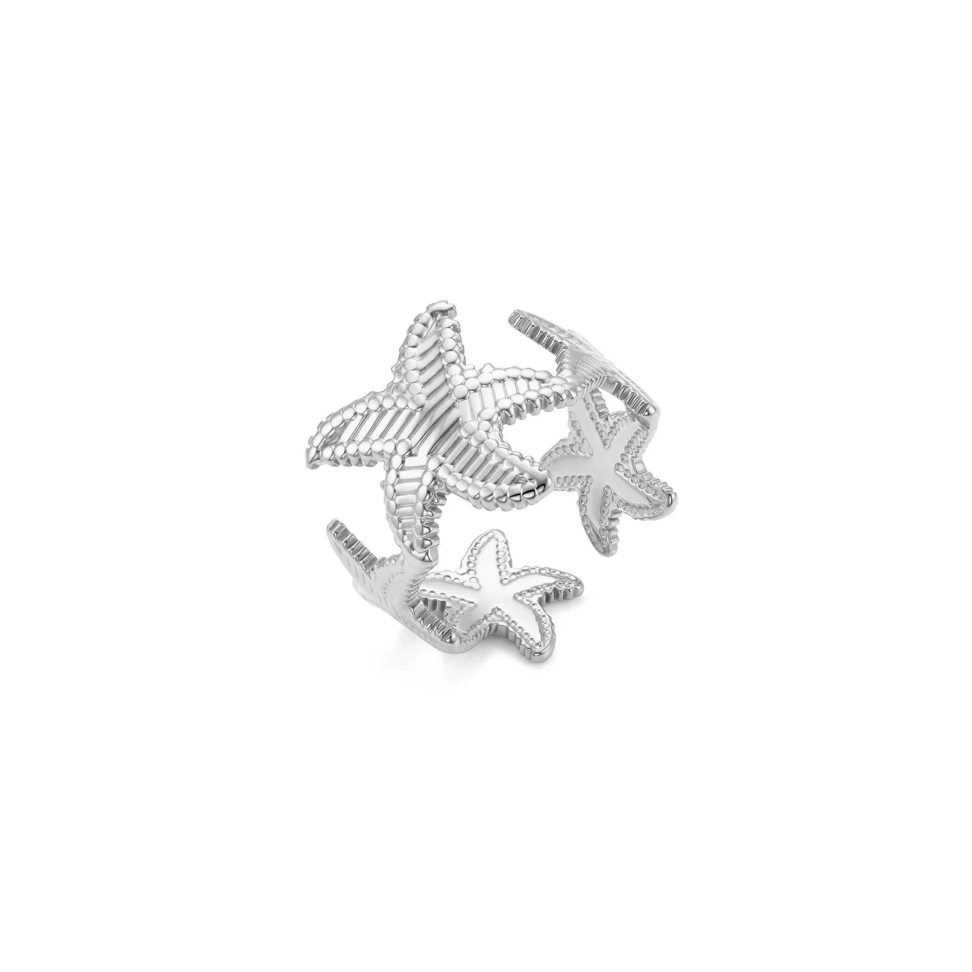 Anillo abierto plateado de acero con cinco estrellas de mar en relieve sobre fondo blanco