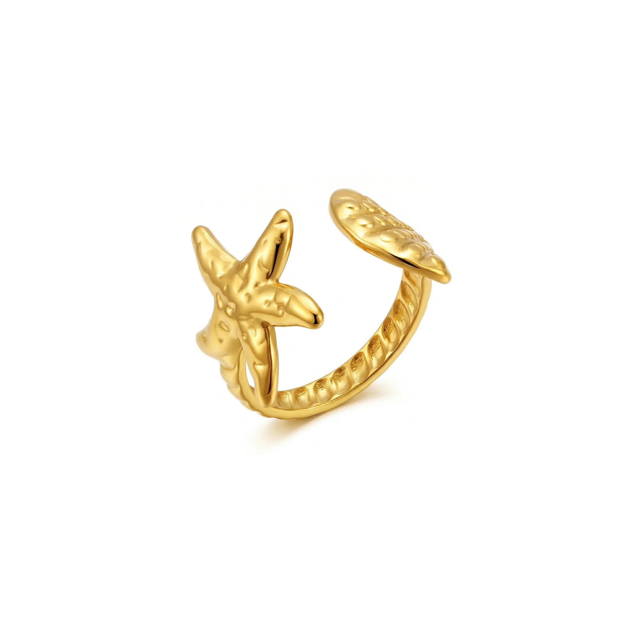 Anillo abierto dorado con estrella de mar, concha y aro texturizado sobre fondo blanco
