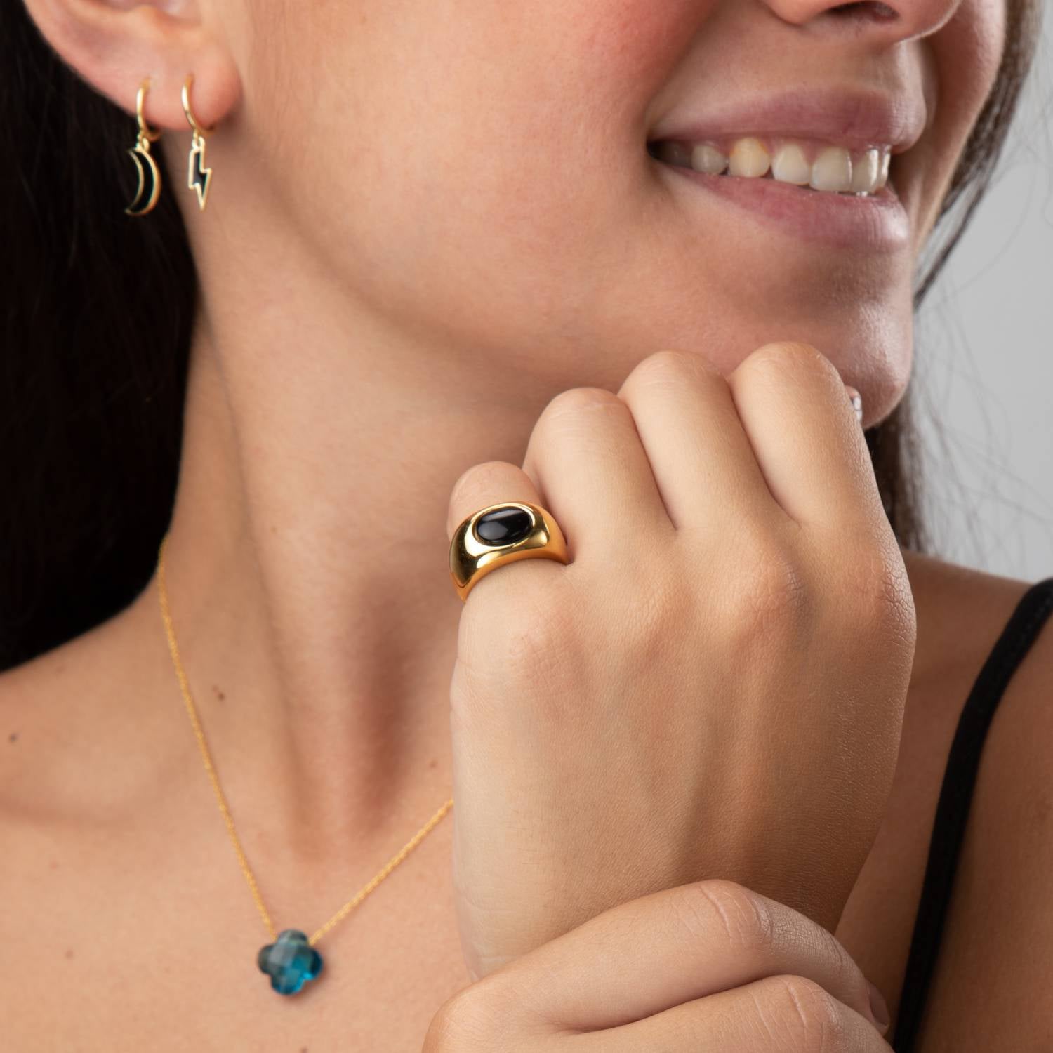 Anillo ovalado en acero con piedras naturales, diseño ancho con acabado dorado