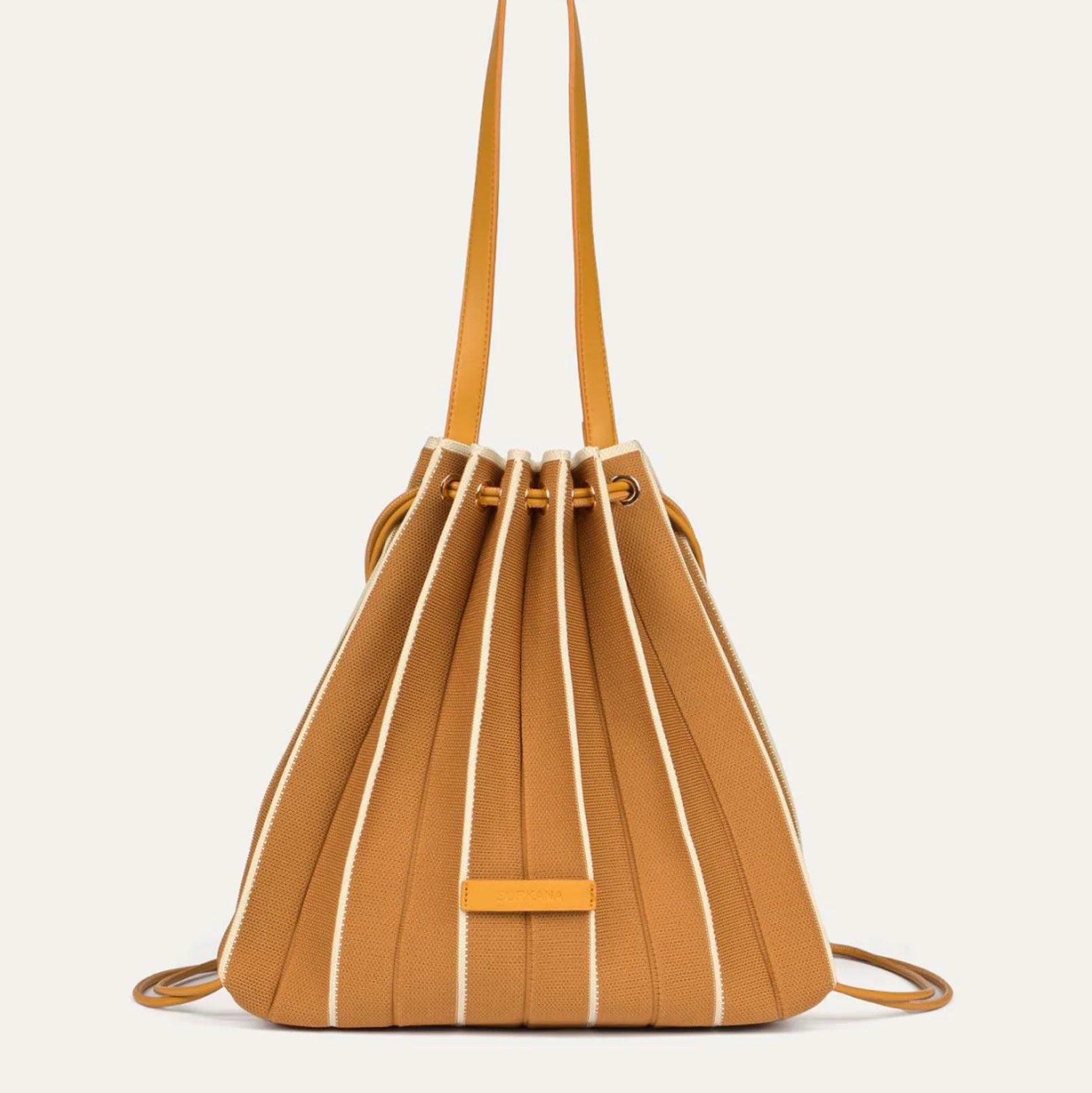 Bolso mochila de punto plisado en camel con rayas en crudo, vista frontal - Cobalto Accesorios Valencia
