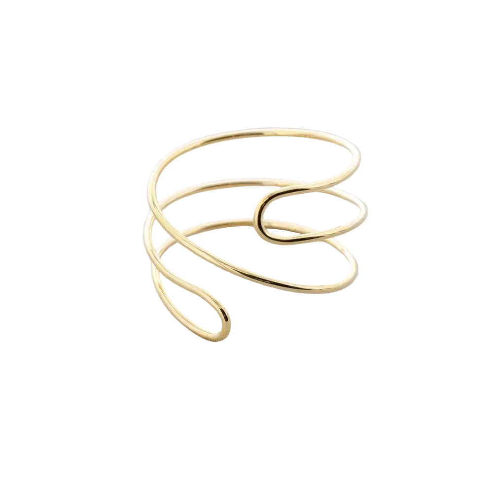 Brazalete de acero ajustable en acabado dorado con diseño minimal de líneas envolventes, fotografiado sobre fondo claro.