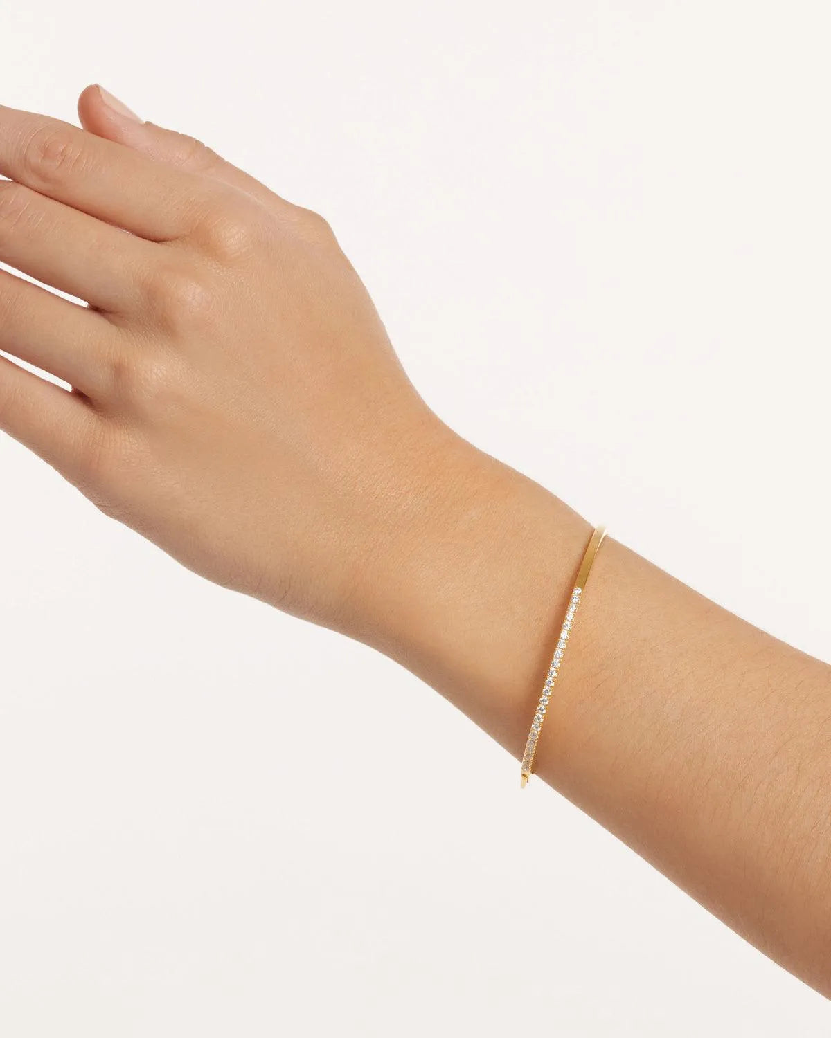 Detalle adicional del brazalete April PdPaola, pieza fina y versátil