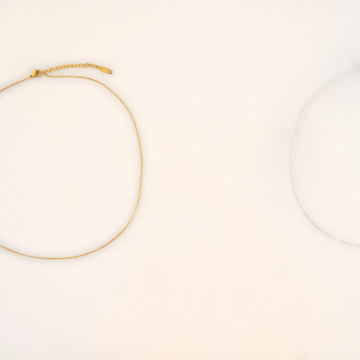 Cadena rolo de acero en dorado y en plateado, una junto a otra