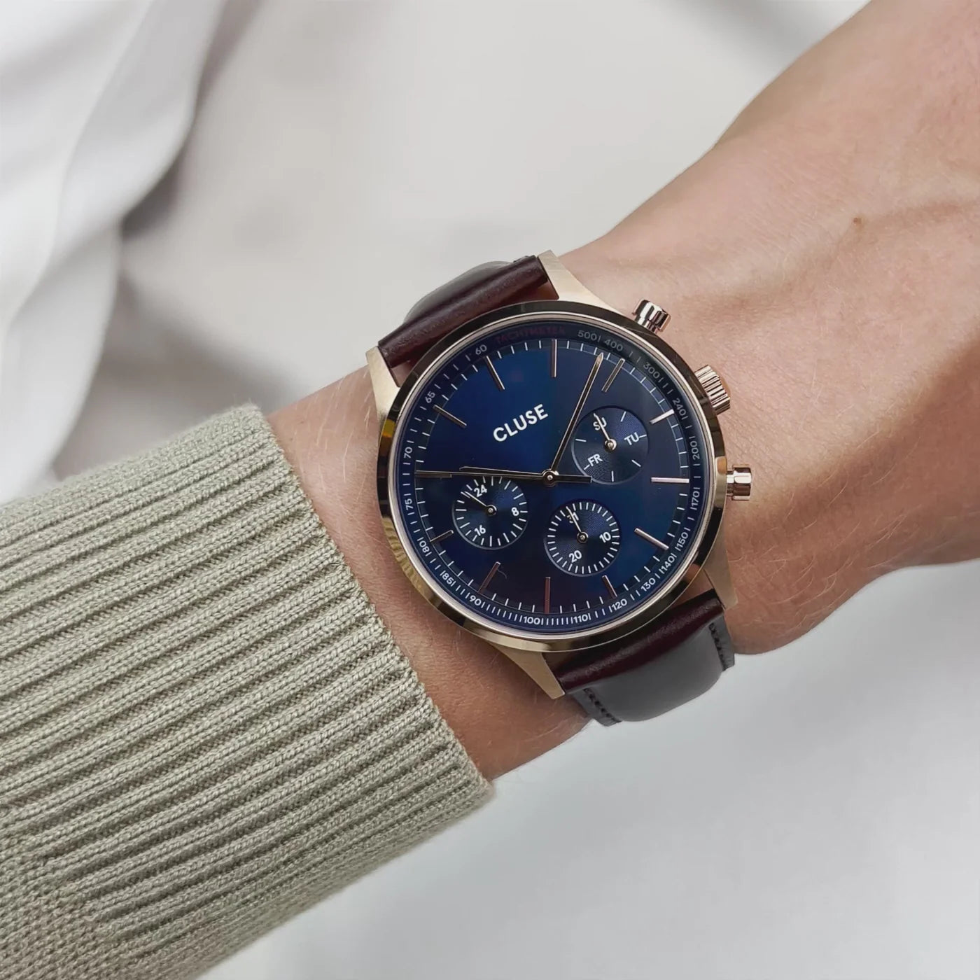 Reloj Cluse Anthéor Multifunción Azul Oro Rosa en muñeca, diseño elegante de hombre