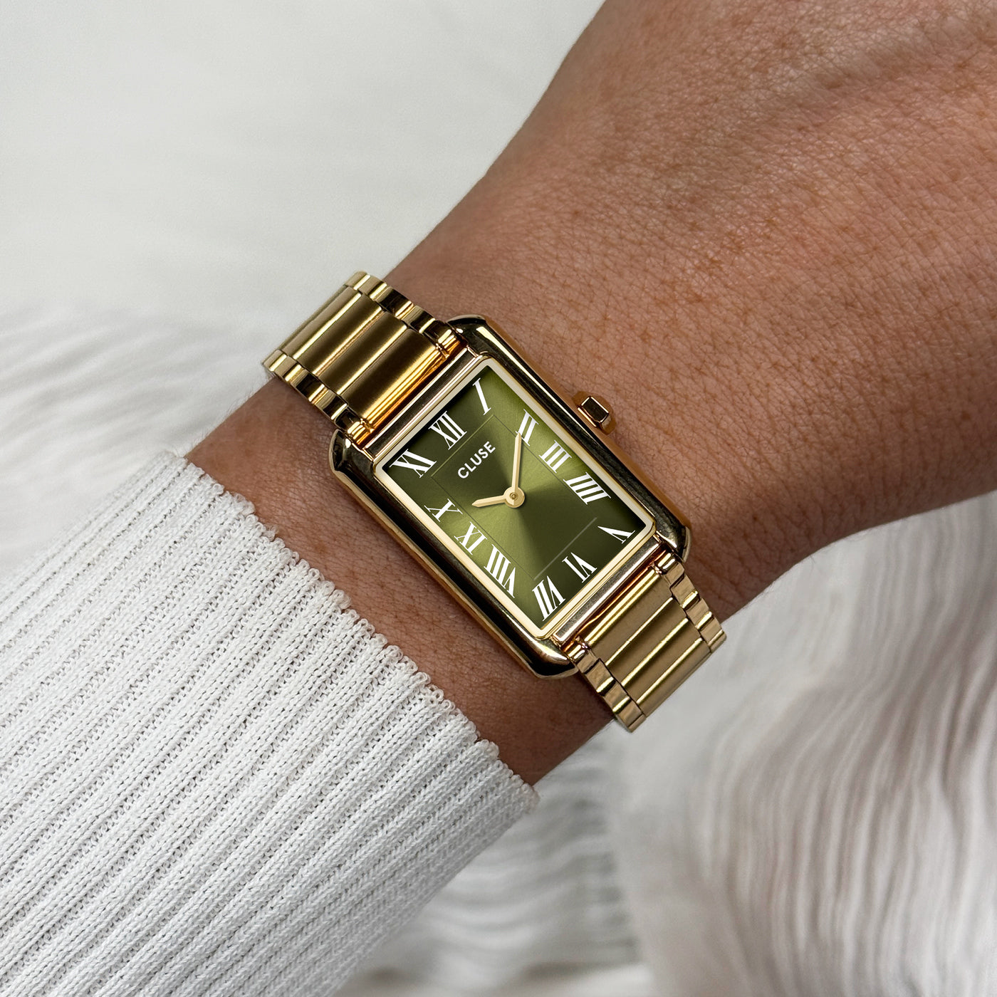 Reloj CLUSE Belisenna verde oliva y dorado en foto de producto, perfecto para catálogo y miniatura