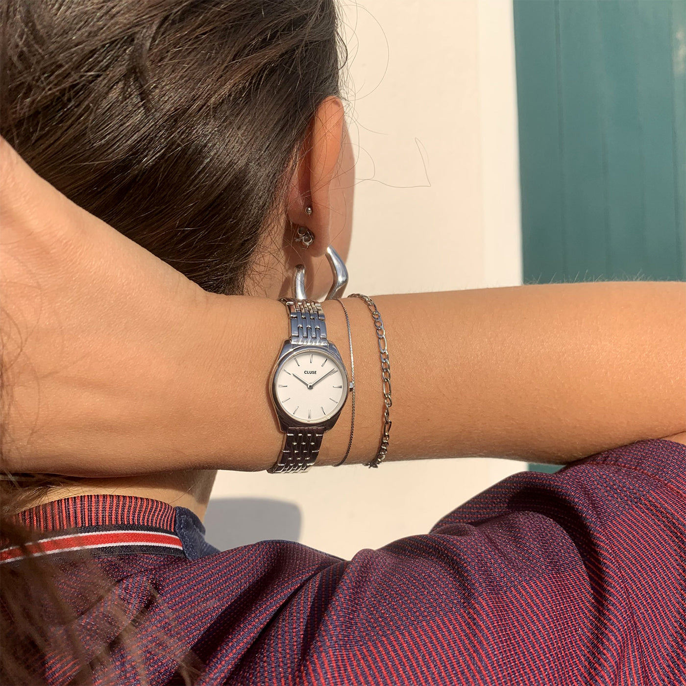 Reloj Cluse Féroce Mini Silver combinado con pulsera Cluse en un set de estilo