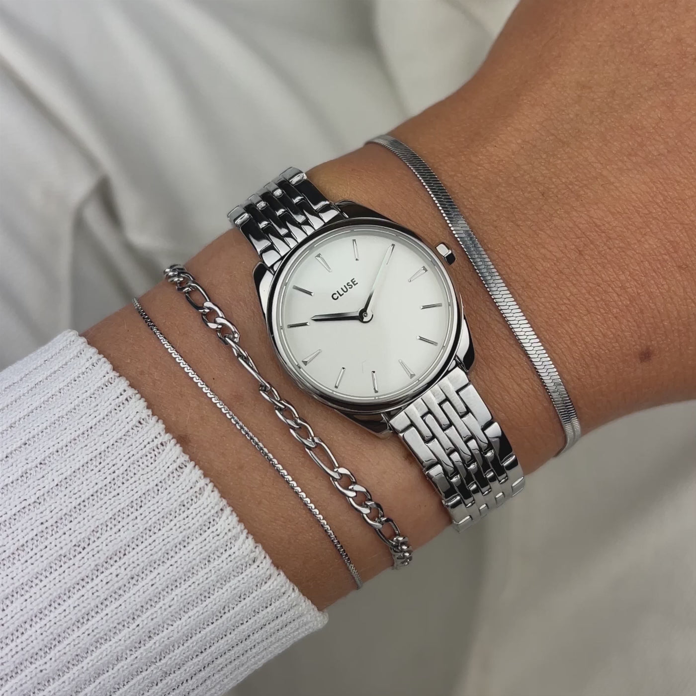 Primer plano del reloj Cluse Féroce Mini Silver destacando la esfera blanca minimalista