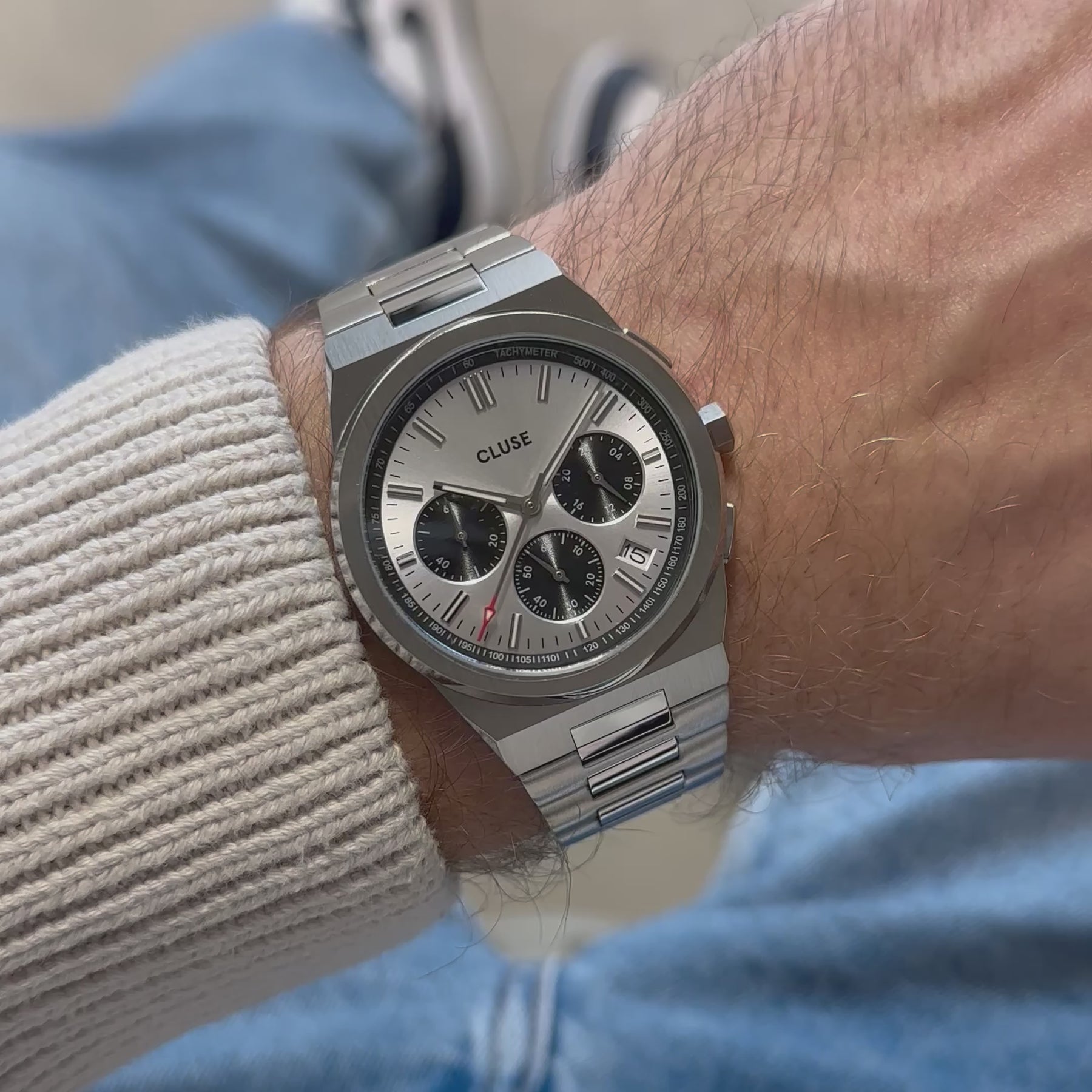 Primer plano del Cluse Vigoureux Plata y Negro mostrando textura del acero y acabado cepillado