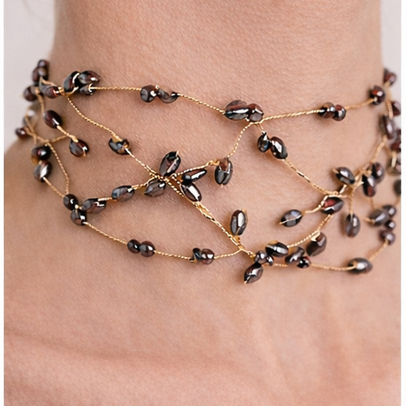 Choker Liana color plateado con cuentas, vista lateral izquierda en cuello de mujer, detalle del entrelazado.