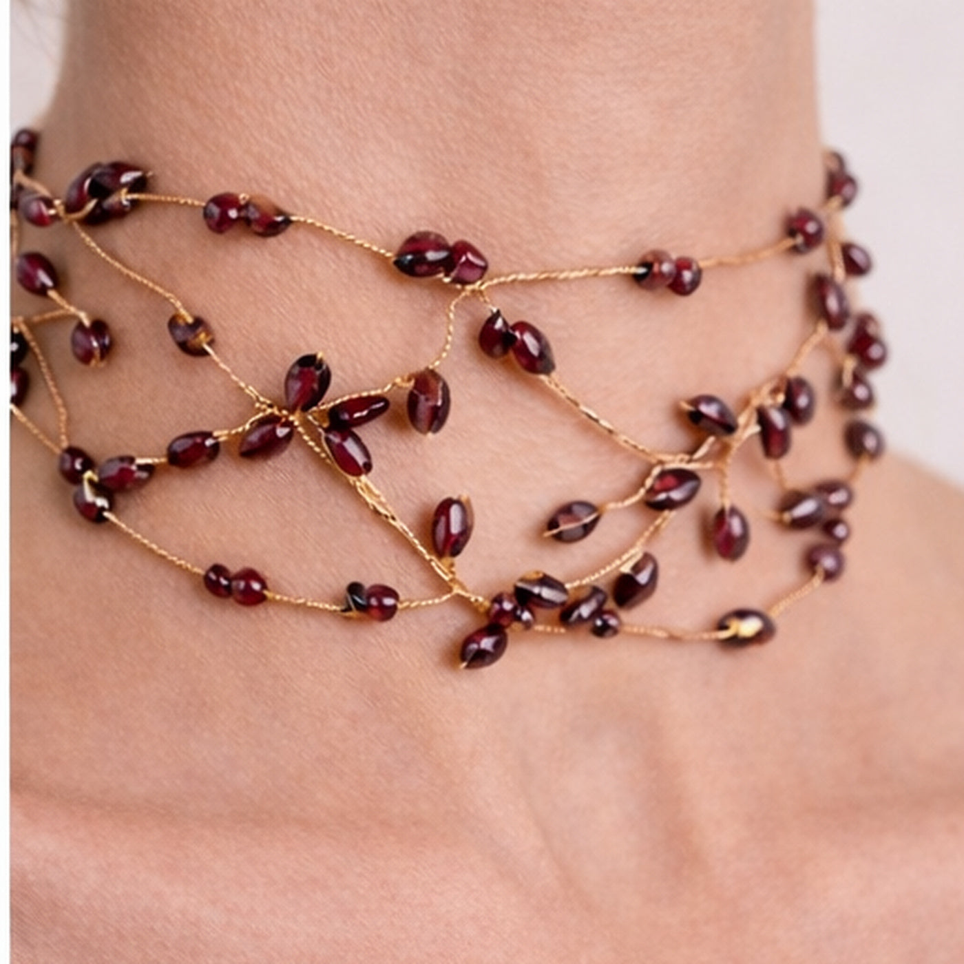 Choker Liana color vino con cuentas, vista lateral derecha en cuello de mujer, detalle del trenzado.