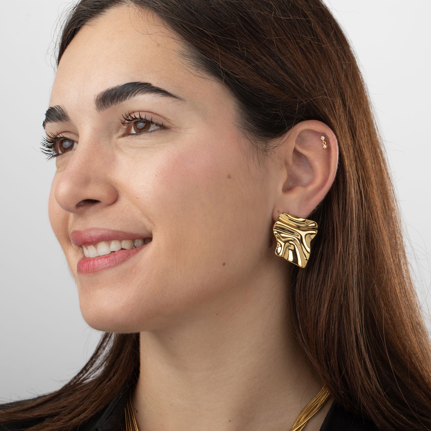 Pendientes orgánicos cuadrados dorados puestos en oreja, acero 316L hipoalergénico