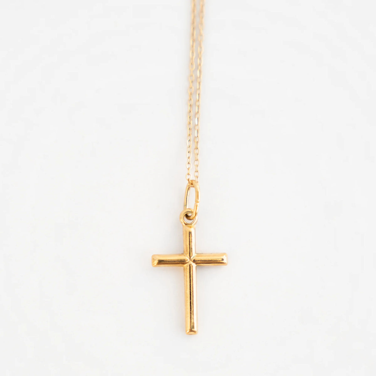 Colgante Cruz Lisa de Plata 925 · 26 × 16 mm en dorado, primer plano de la anilla y los brazos