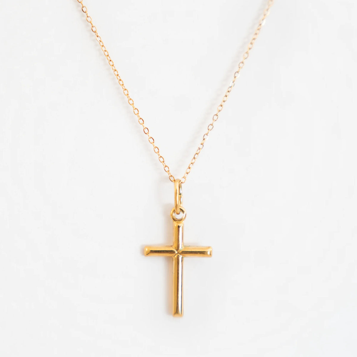 Colgante Cruz Lisa de Plata 925 · 26 × 16 mm en dorado, de frente, puesta en una cadena