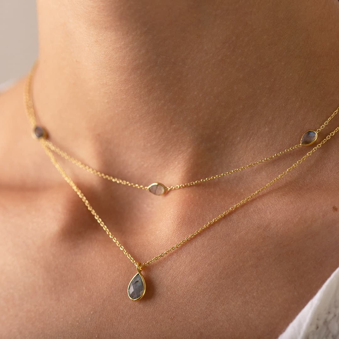Modelo luciendo el Collar Atzin con piedra labradorita natural, chapado en oro de 18k, diseño artesanal y elegante, Cobalto Accesorios Valencia.