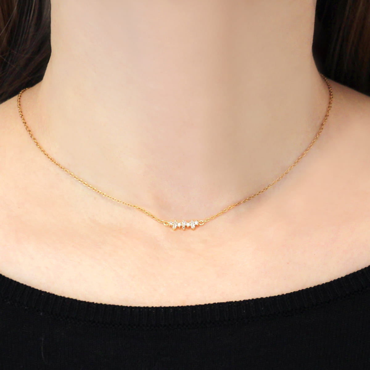 Collar Barra de Circonitas Baguette de Acero 316L puesto en el cuello