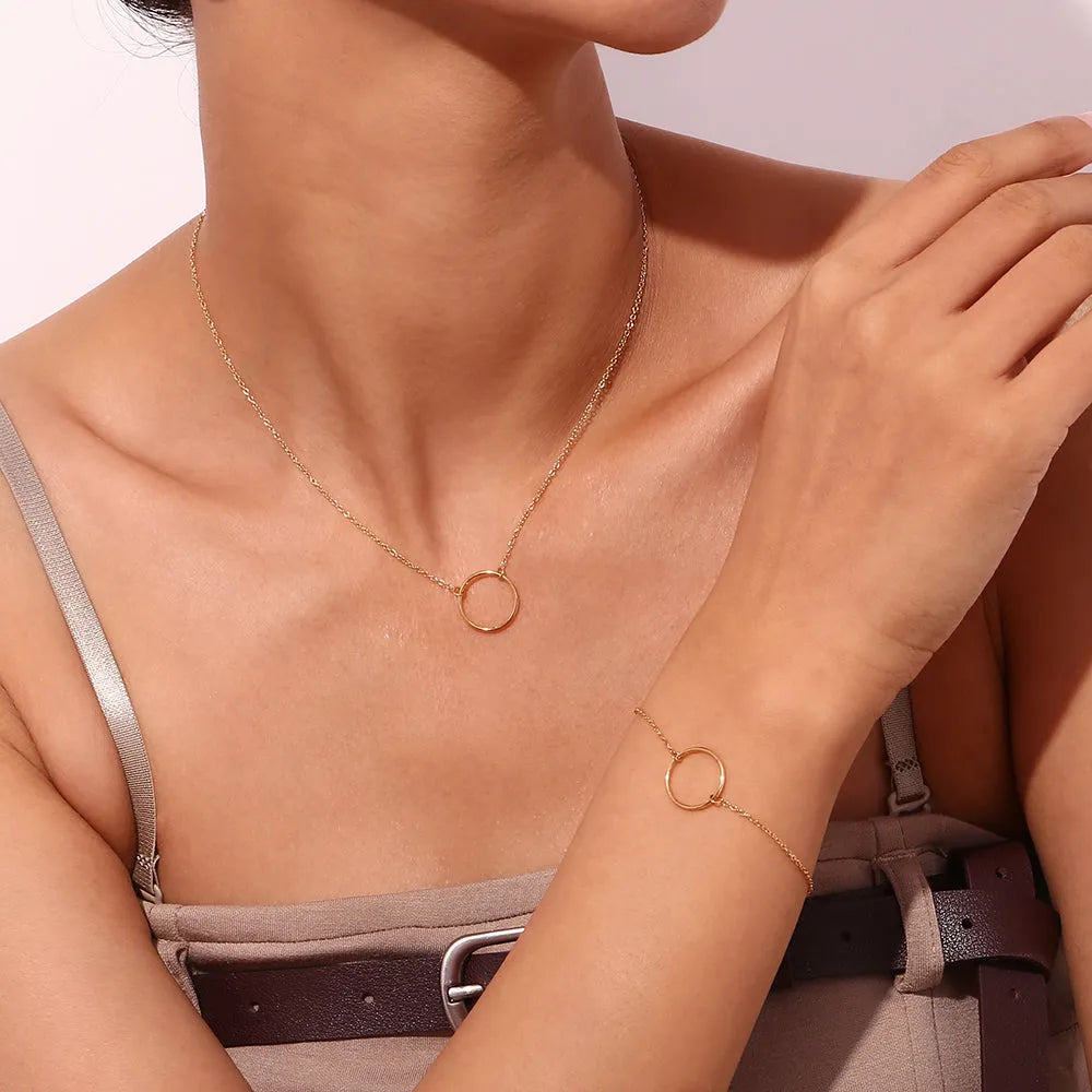 Detalle del collar círculo en acero dorado, colgante sencillo y versátil