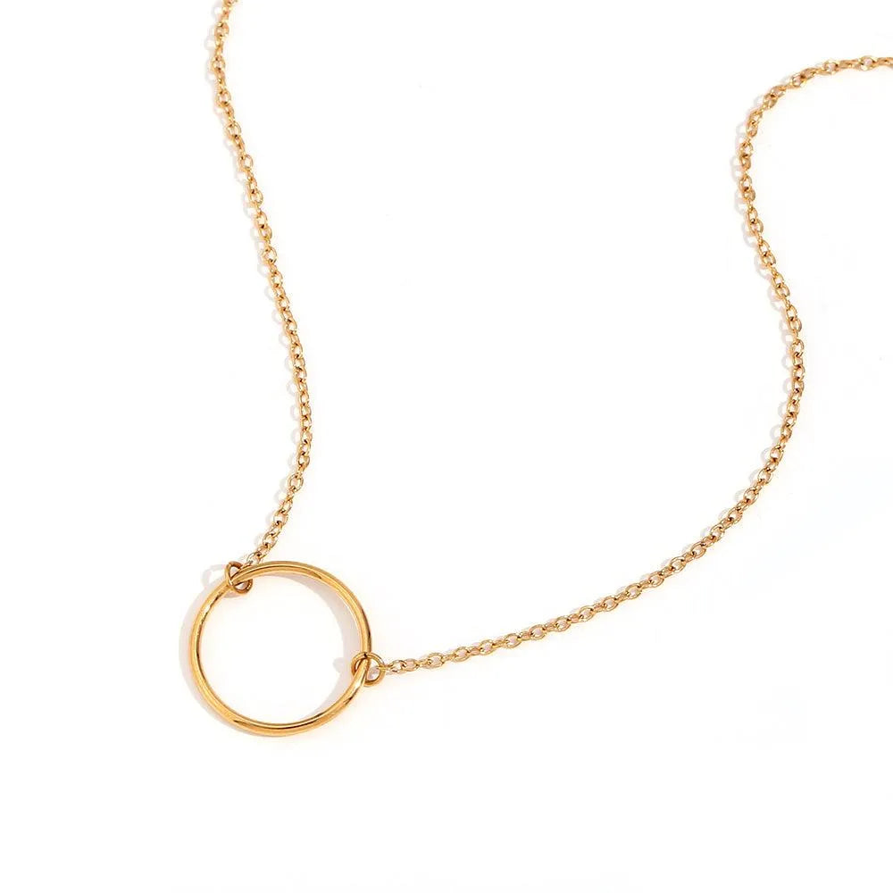 Collar círculo de acero inoxidable en color oro, diseño minimalista y elegante