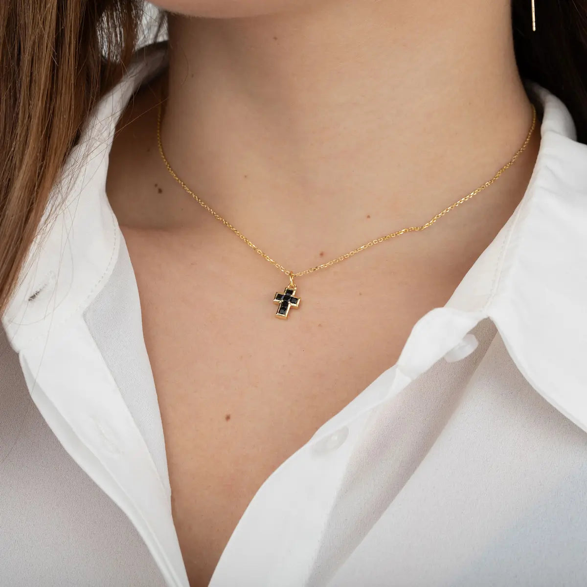 Collar Cruz dorado con circonitas negras en cuello femenino Cobalto Accesorios