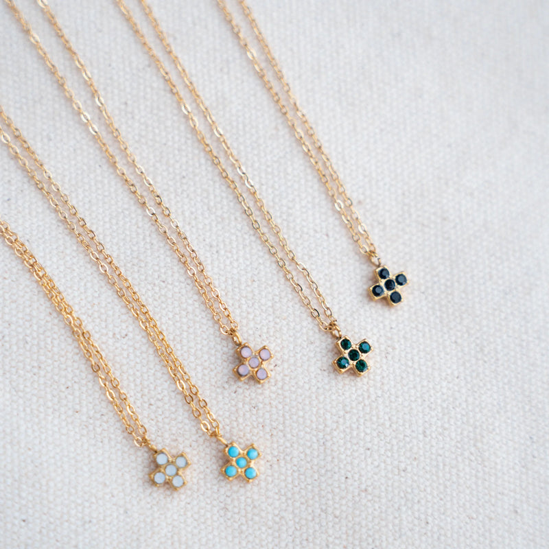 Collares de cruz cuadrada con circonitas en siete colores sobre lino