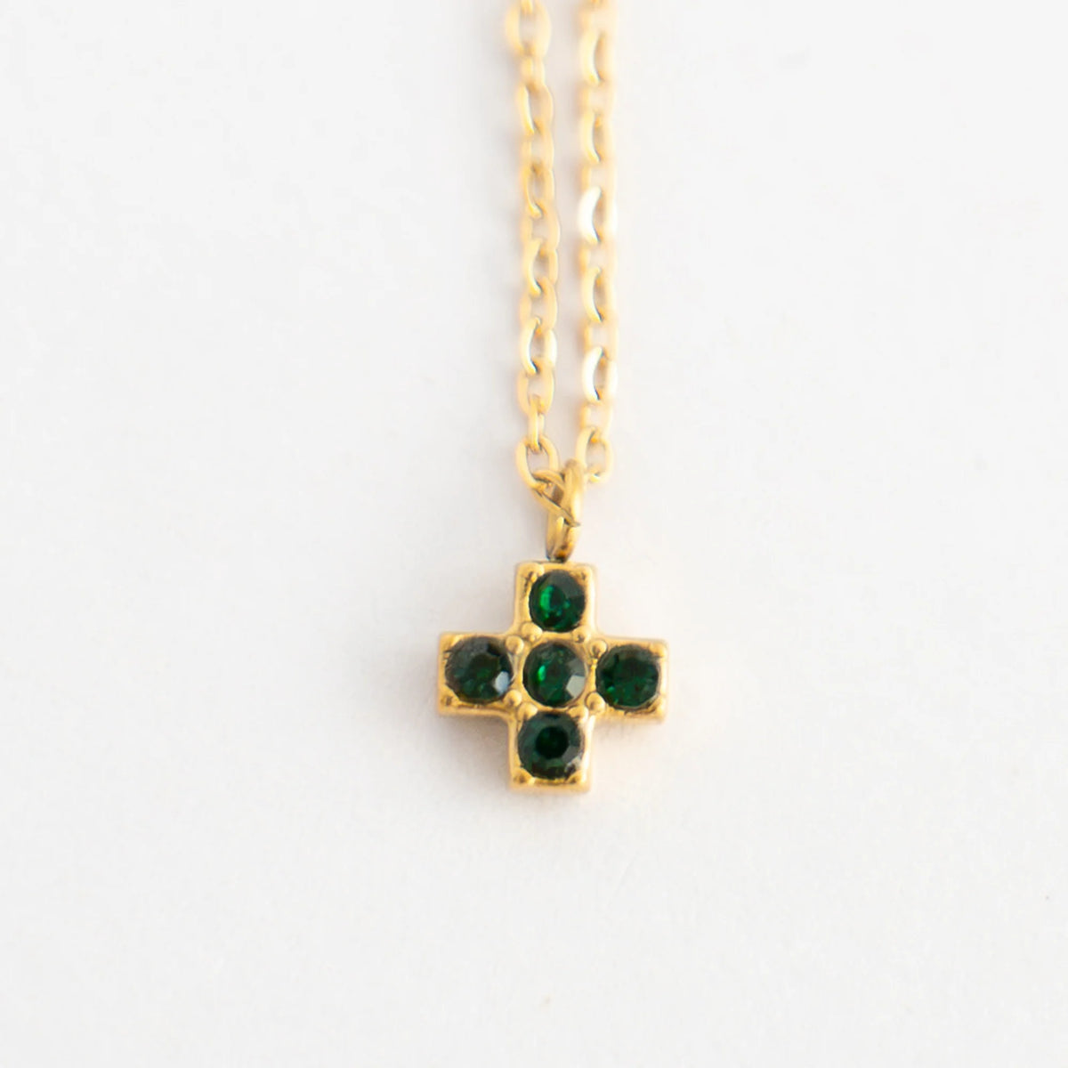 Collar cruz cuadrada con circonitas verdes y cadena dorada
