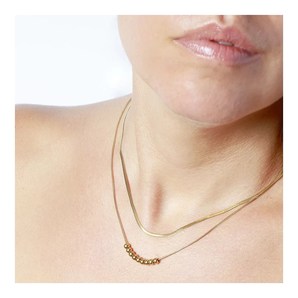 Collar doble dorado con bolitas de Cobalto Accesorios en modelo
