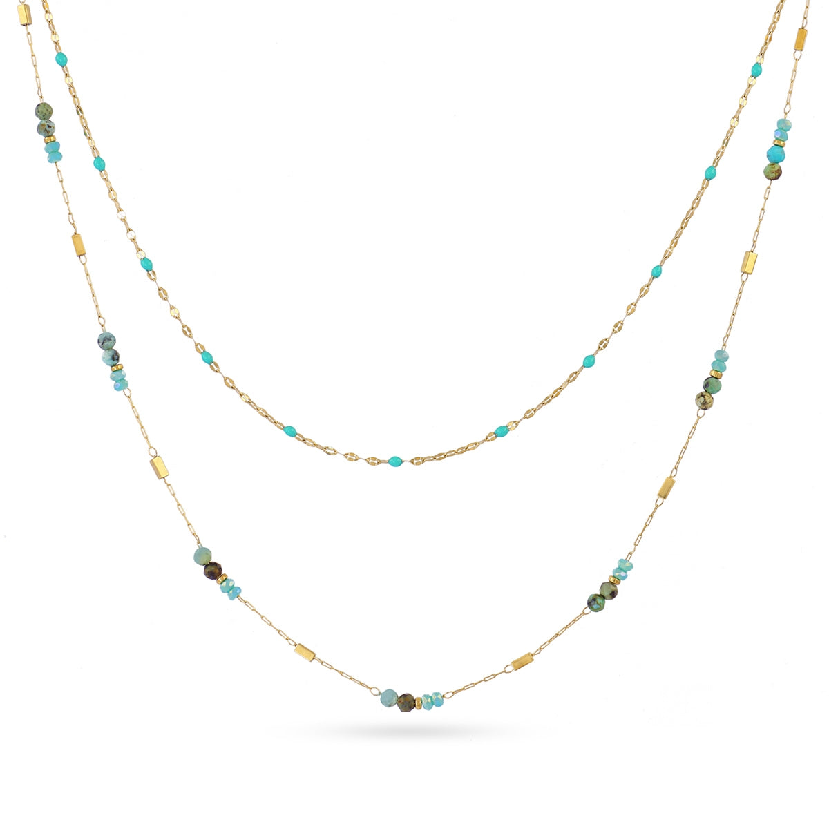 Detalle de piedras turquesas del collar doble Spirit de acero dorado