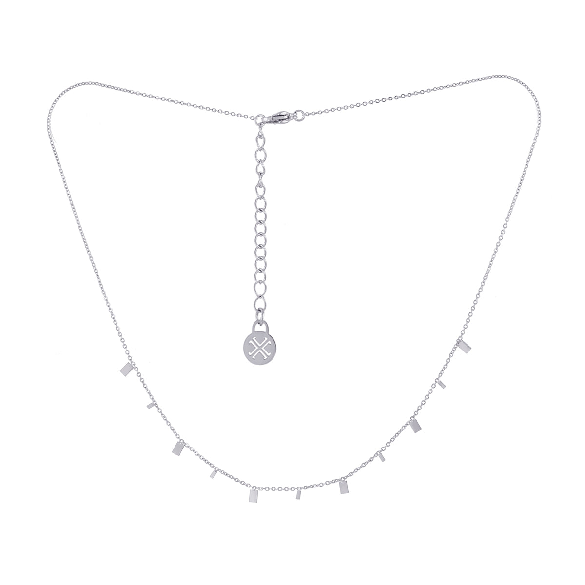 Detalle del cierre y logo del Collar Essentials Crave plateado, acabado elegante