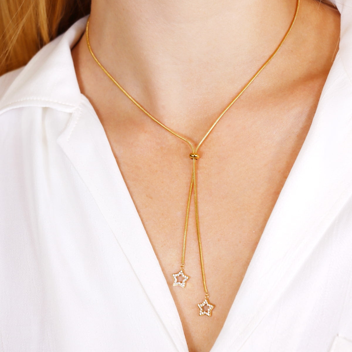 Collar Infinity Stellar dorado con estrellas de circonitas en modelo