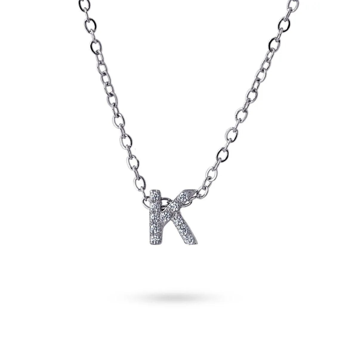 Collar Inicial K con circonitas en acero inoxidable plateado, diseño elegante y moderno, Cobalto Accesorios.