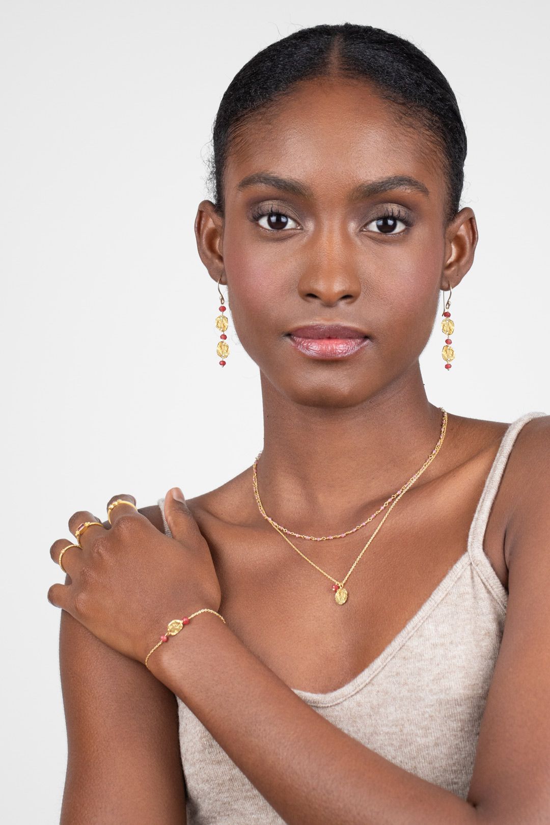 Modelo luciendo el Collar Makalu con piedra turmalina natural, chapado en oro de 18k, diseño artesanal y elegante de Cobalto Accesorios Valencia