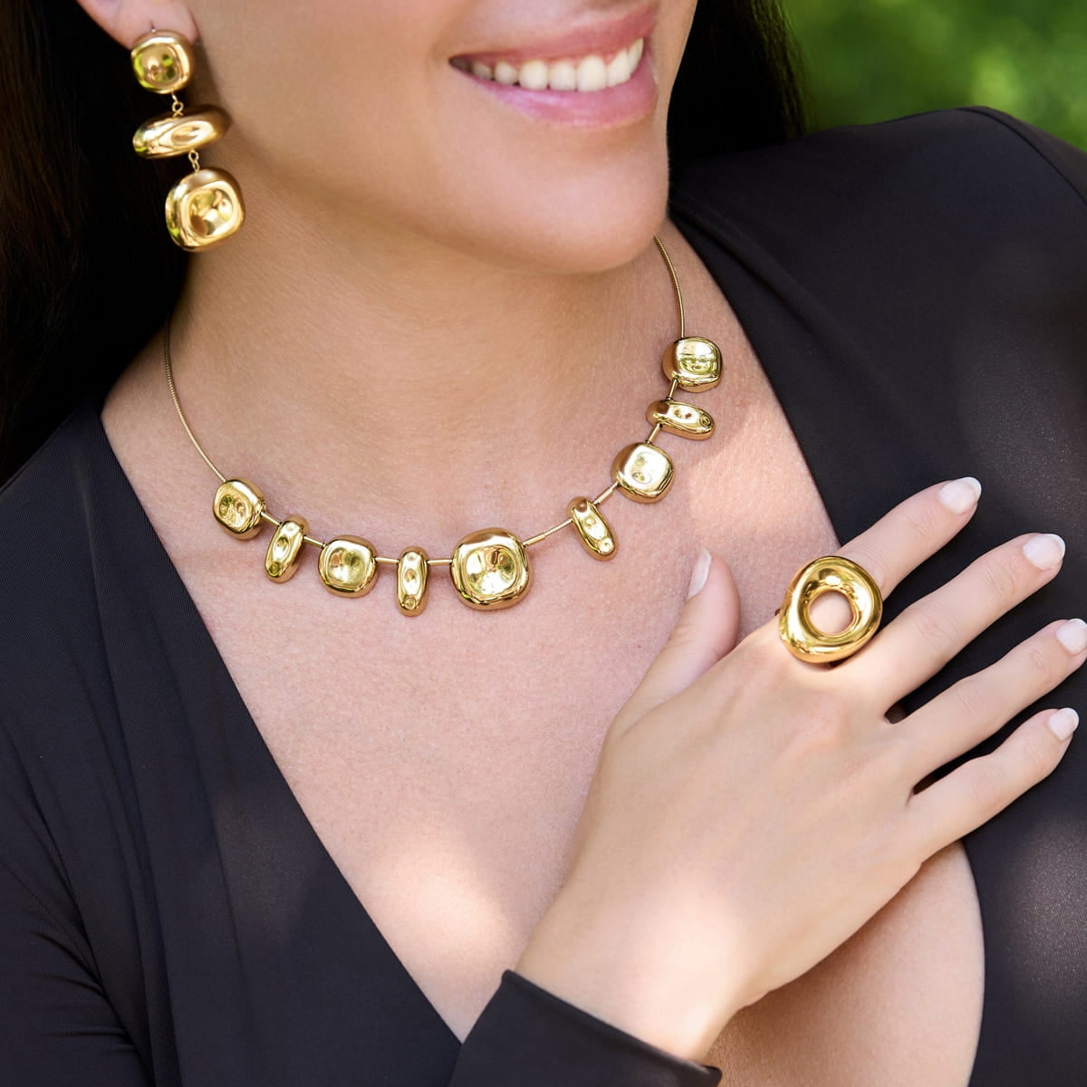 Collar Melt Bluma dorado en modelo, joyería de diseño Cobalto Accesorios