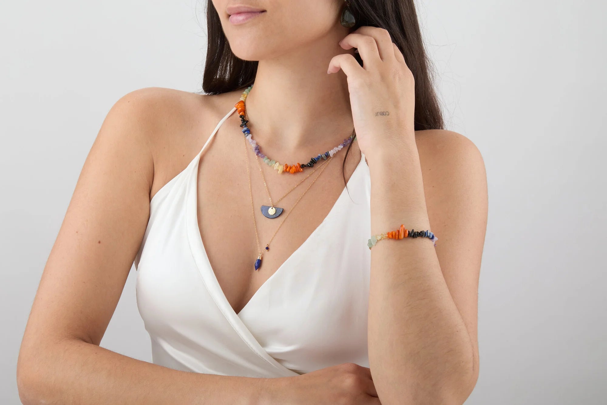 Modelo llevando collar de minerales multicolor y pulsera a juego